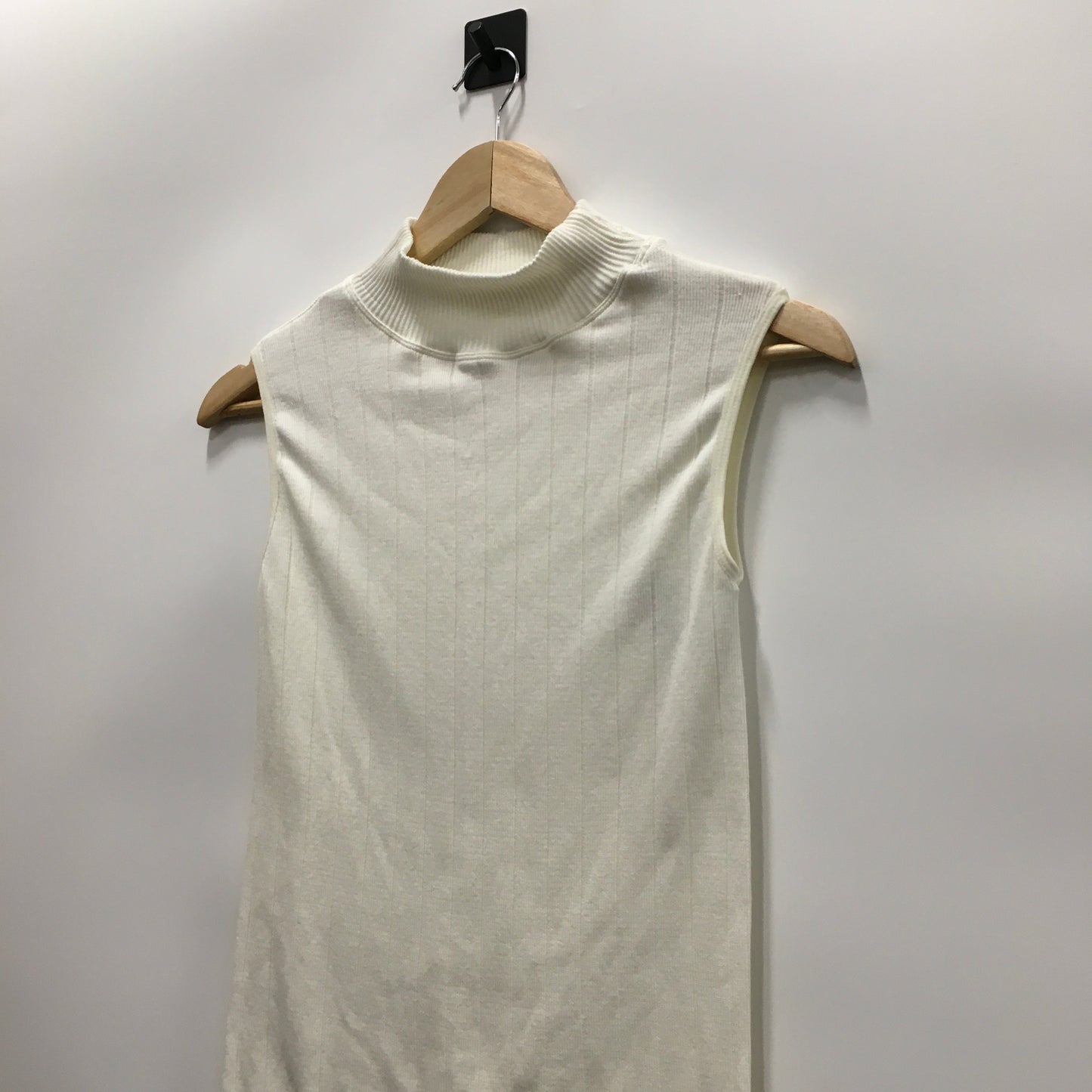 Top Sleeveless By Love In Cream, Size: L