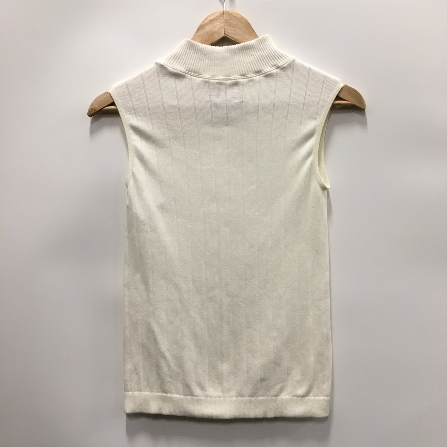 Top Sleeveless By Love In Cream, Size: L