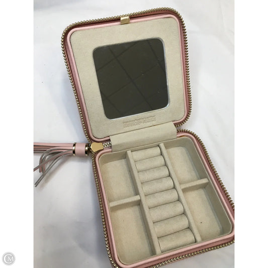 Jewelry Case By Clothes Mentor, Size: Medium