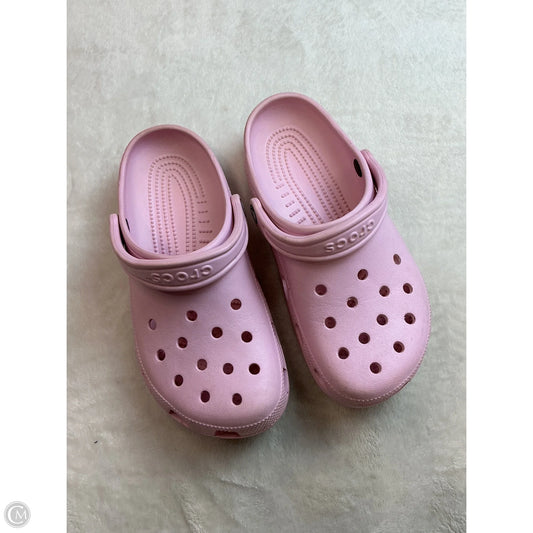 Sandals Flats By Crocs In Pink, Size: 9