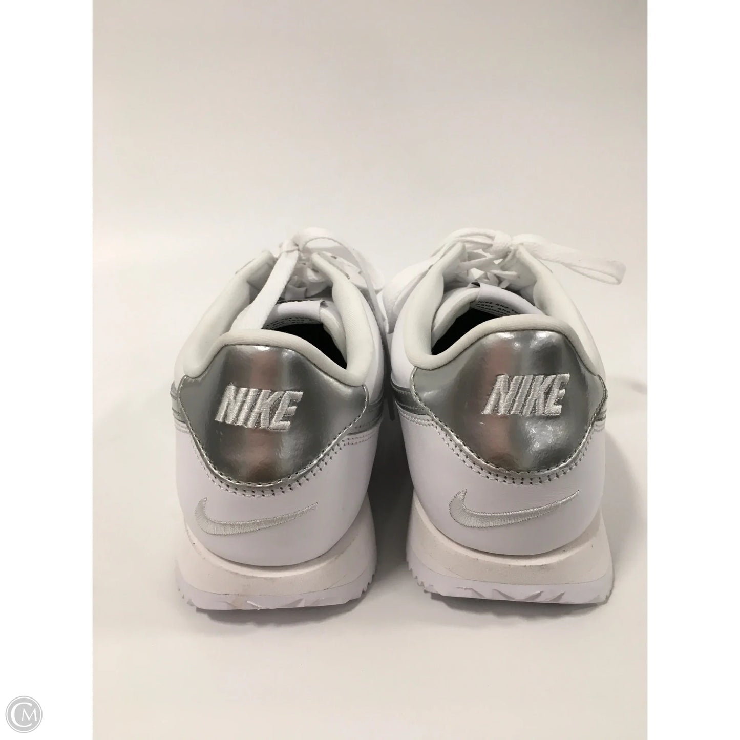 Shoes Sneakers By Nike In White, Size: 9