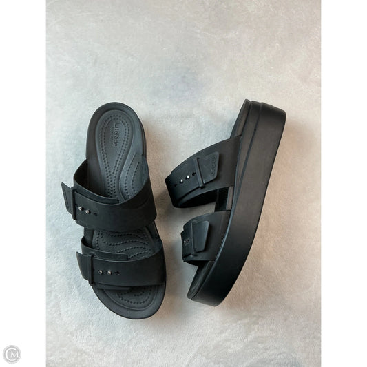 Sandals Flats By Crocs In Black, Size: 11