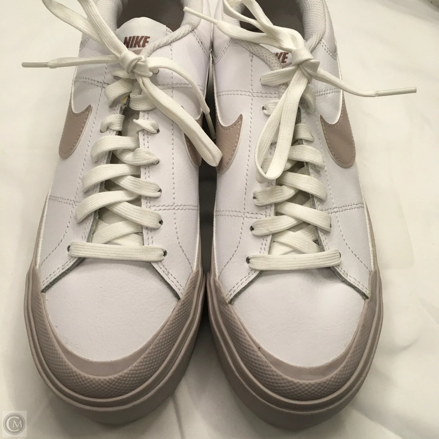 Shoes Sneakers By Nike In White, Size: 9