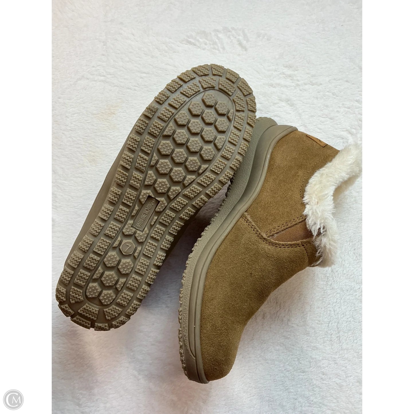 Shoes Flats By Minnetonka In Tan, Size: 7