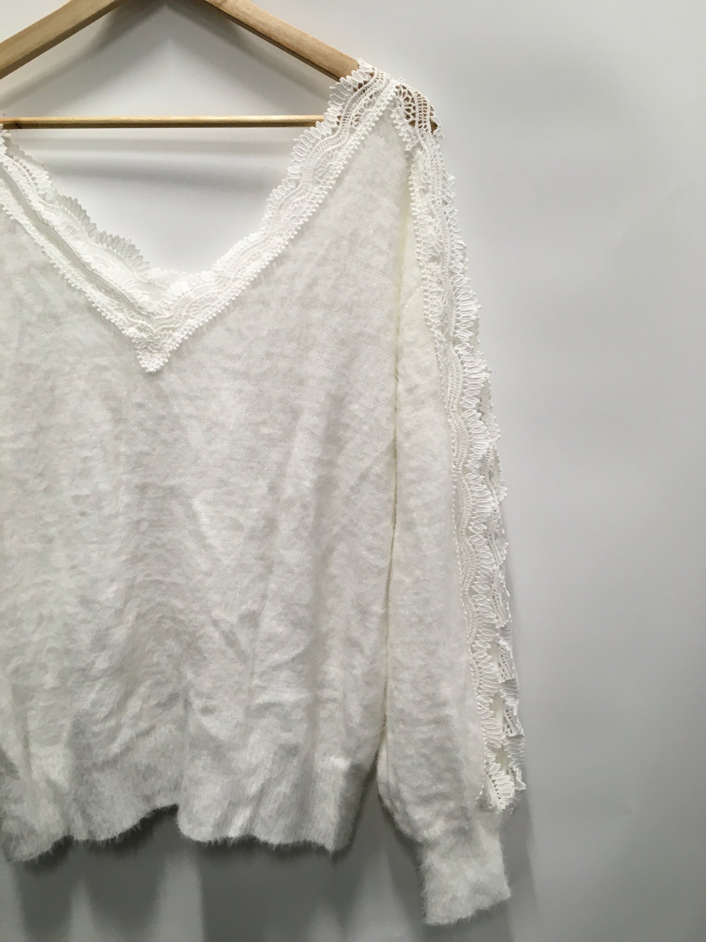 White Sweater Clothes Mentor, Size M