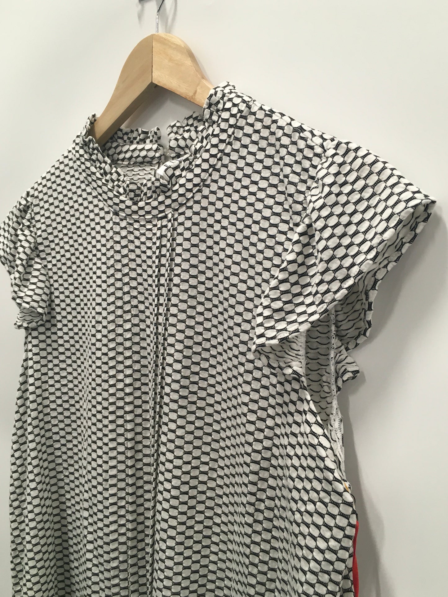 Top Short Sleeve By Elle In Black & White, Size: L