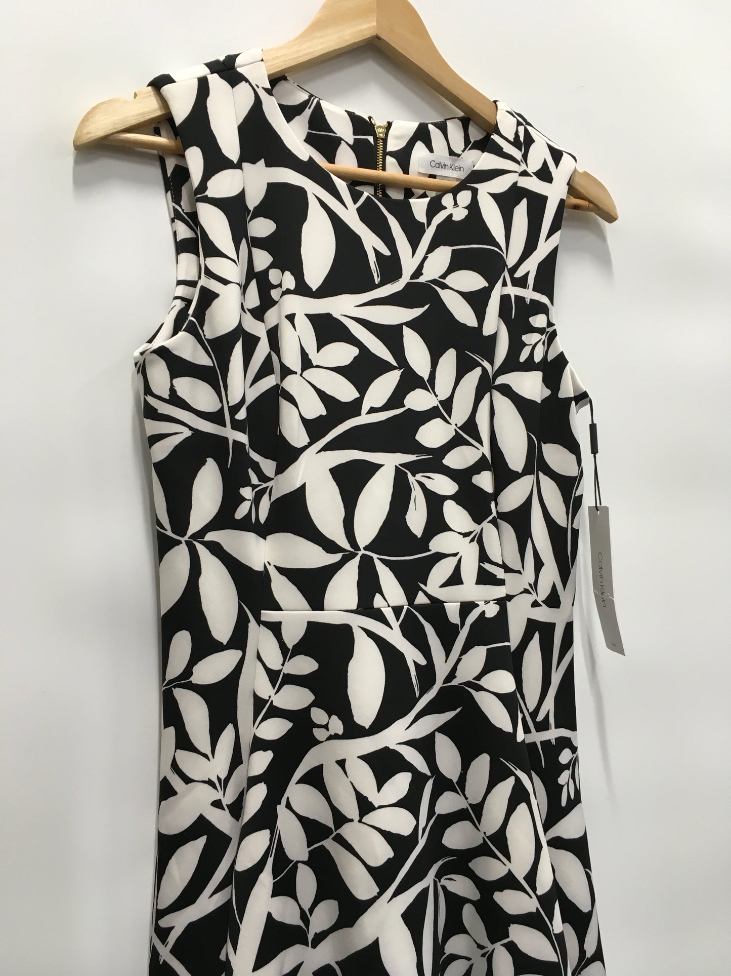 Dress Casual Short By Calvin Klein In Black & White, Size: M