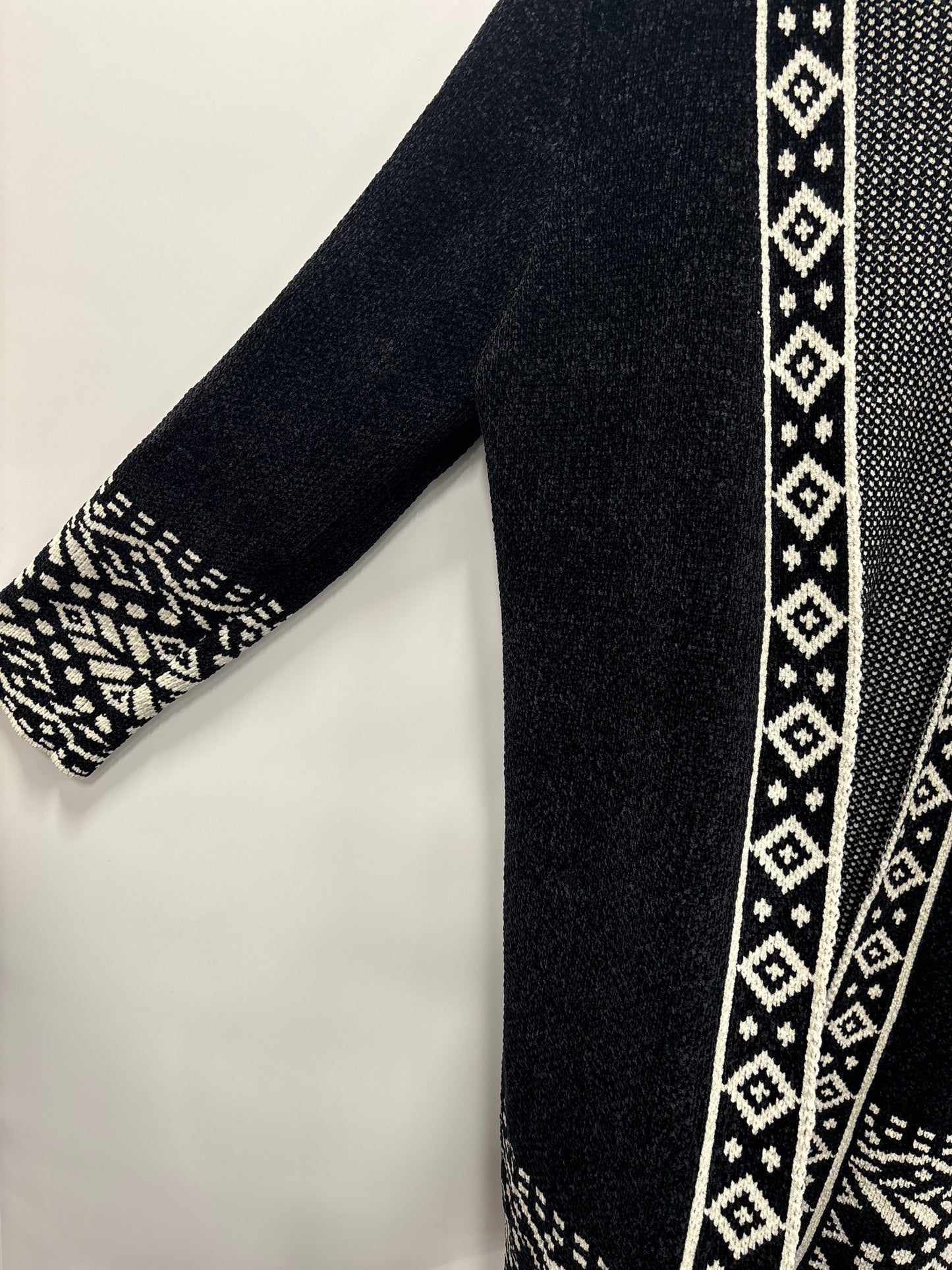 Sweater Cardigan By Clothes Mentor In Black & White, Size: L