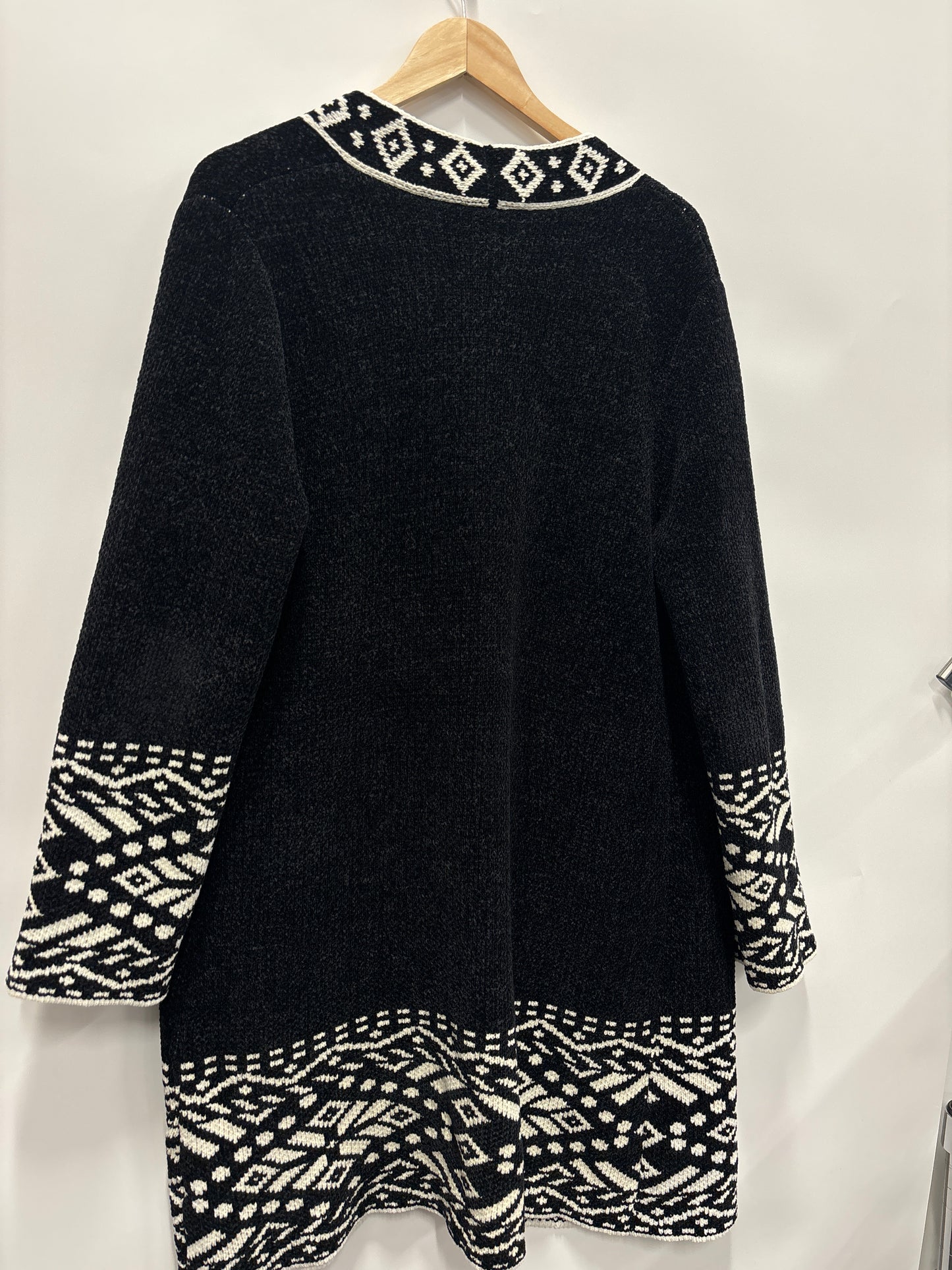 Sweater Cardigan By Clothes Mentor In Black & White, Size: L