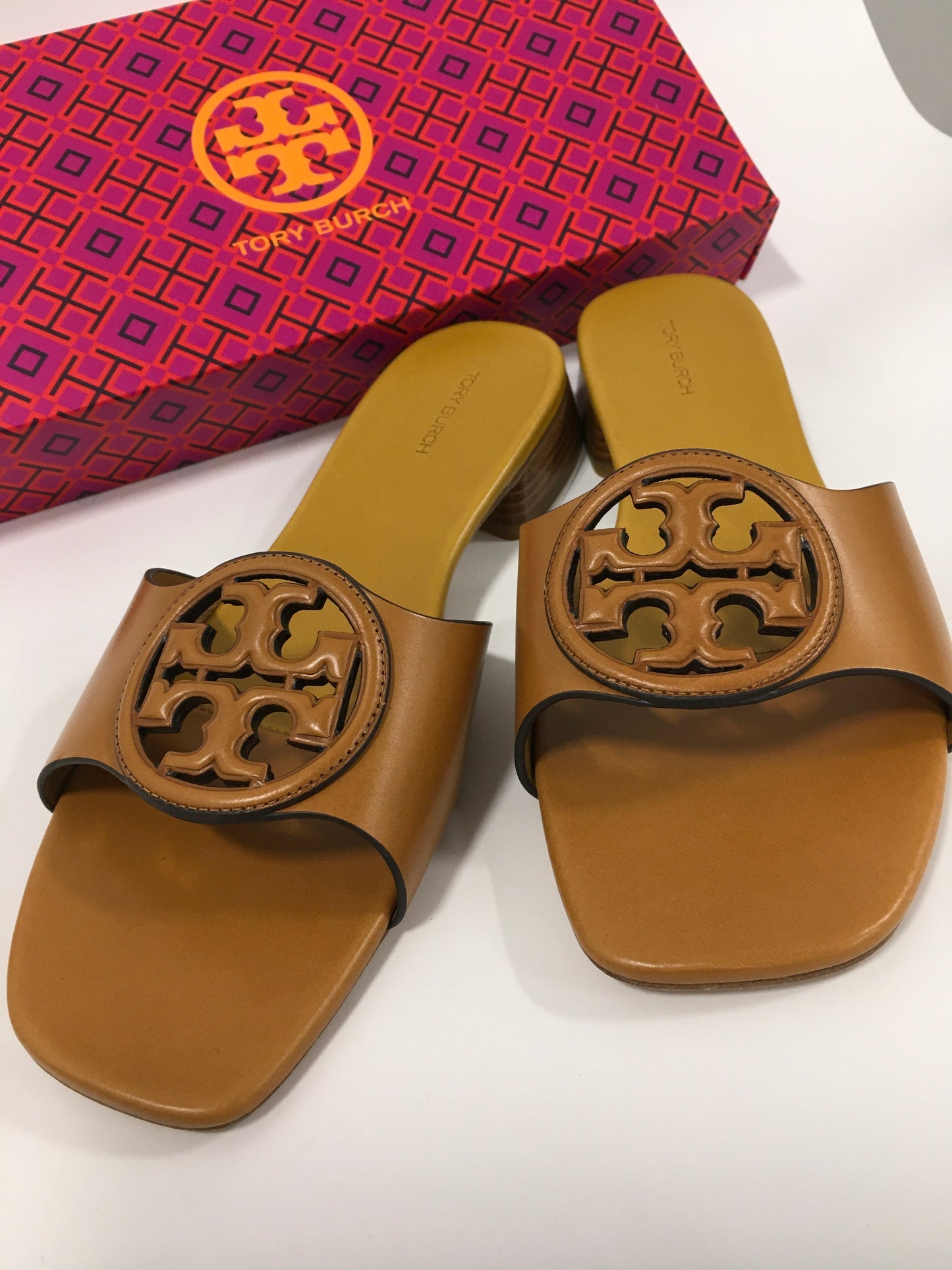 Sandals Designer By Tory Burch In Tan, Size: 9