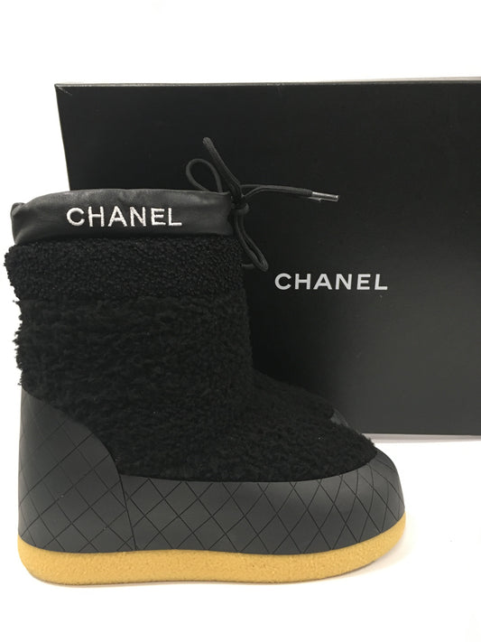 Boots Luxury Designer By Chanel  Size: 7