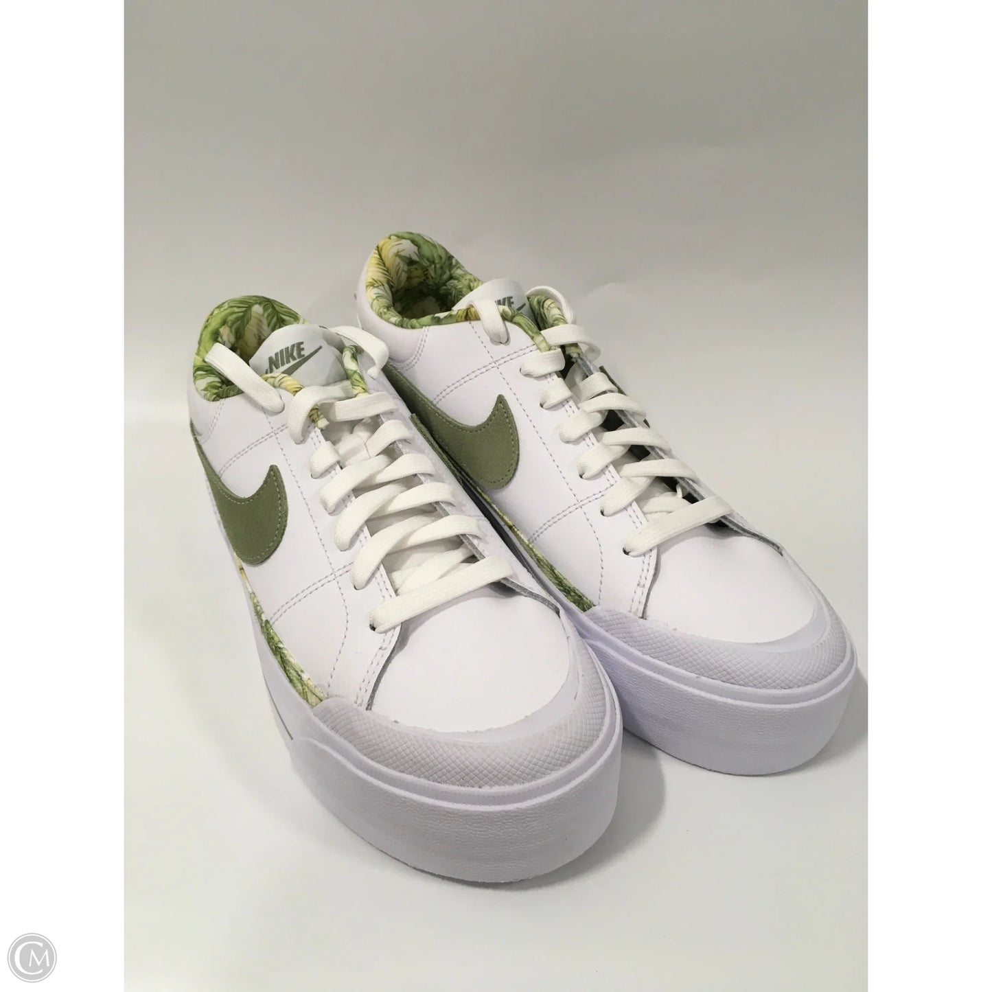 Shoes Sneakers By Nike In Green & White, Size: 9